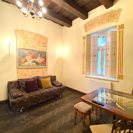 в центрі на вулиці валова 21 * Lvov