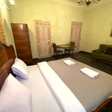 в центрі на вулиці валова 21 Lvov