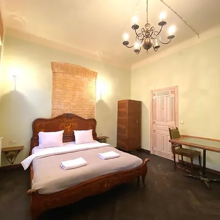 в центрі на вулиці валова 21 Lvov