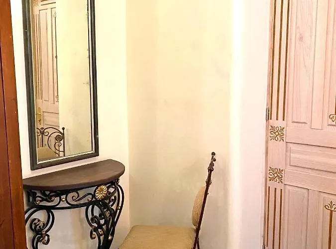 в центрі на вулиці валова 21 *